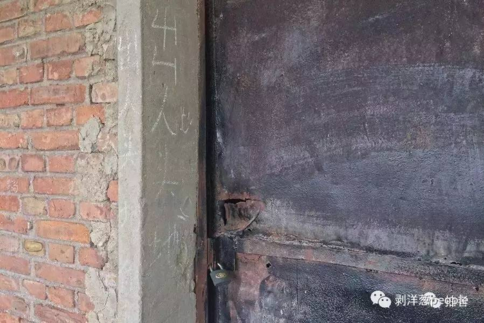  “教室”门口写着“出人头地”的标语。