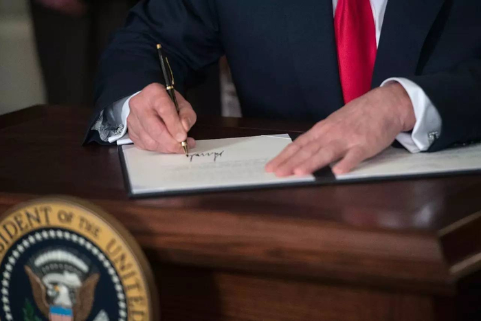 2017年8月14日，特朗普签署行政令。新华社/法新