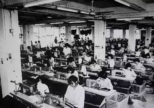 广东从承接“三来一补”业务起步。三来一补指来料加工、来样加工、来件装配和补偿贸易。