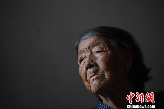 　　90岁的郝月连静坐在屋里，看到陌生人进屋，她迟疑了片刻说，“你们又来看我啦！”多年来，不少爱心人士专程到此看望老人，老年痴呆的郝月连，已经记不得他们的模样。　韦亮 摄