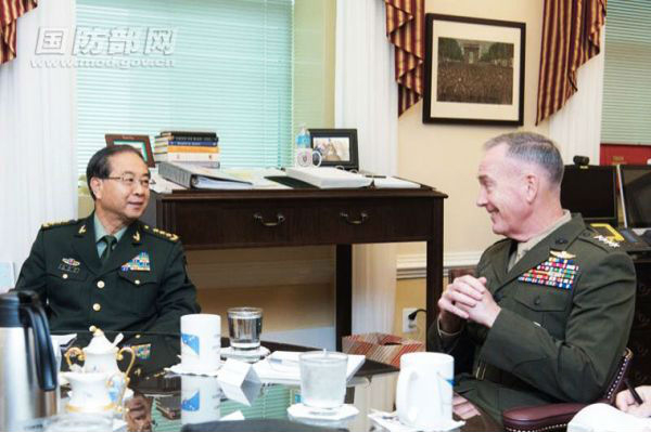 6月22日，在美国华盛顿参加首轮中美外交安全对话的中央军委联合参谋部参谋长房峰辉会见了美军参联会主席邓福德。图片来源：国防部网