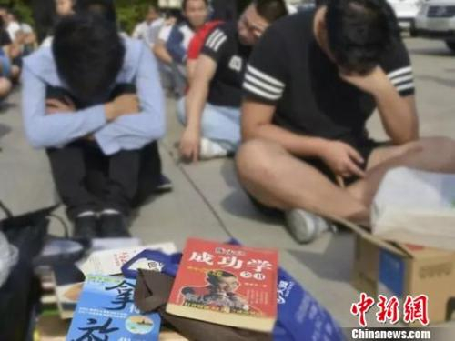 资料图：8月11日，西安警方出动千余警力查获传销人员1373名。 图片来源：西安警方