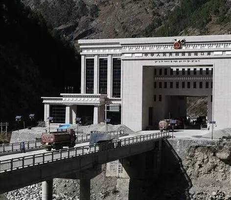 ▲资料图片：尼泊尔油罐车准备进入中国吉隆口岸。