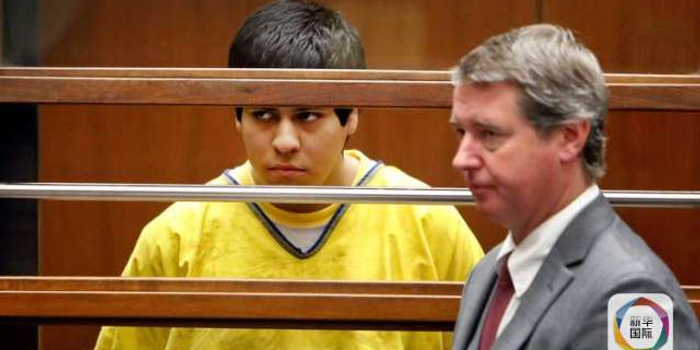 【闻者落泪】 当天,纪欣然的父母,小姨和代理律师出庭.