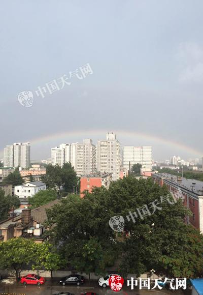 昨天午后，北京出现双彩虹。（图/刘文静）