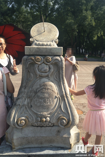 游客合影总会摸到日晷底座 王晶_摄