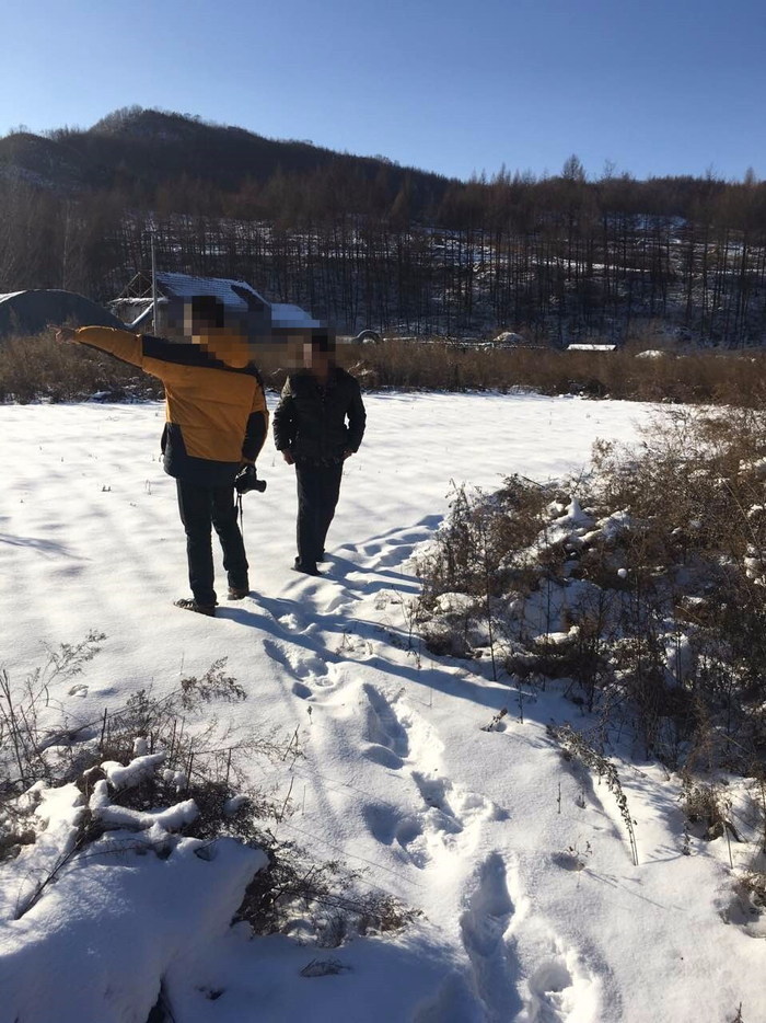 ▲摄影记者吴江与遇难者家属交谈。新京报记者&nbsp;李明 摄