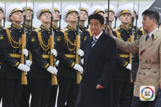  图为安倍访问俄罗斯资料图，新华社发