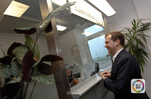  7月3日，俄罗斯总理梅德韦杰夫（右）乘坐专机抵达南千岛群岛的国后岛门捷列耶沃机场，开始对当地进行视察。新华社/俄新