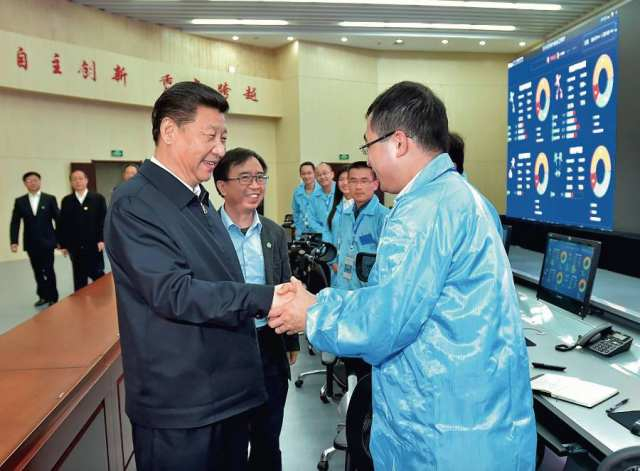 2016年4月26日上午，习近平在中科大先进技术研究院量子通信 京沪干线运管中心同科研人员交谈&nbsp;&nbsp; 李涛摄 /本刊
