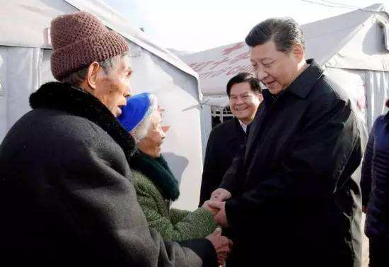 2015年1月19日，习近平来到云南省鲁甸县小寨镇甘家寨红旗社区过渡安置点，看望地震灾区群众&nbsp;&nbsp;&nbsp; 新华社记者 鞠鹏 摄
