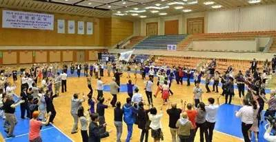 朝鲜为参会国际友人举办的联欢会。