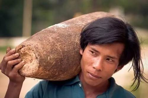 △ 资料图/越南青年成为“炸弹猎人”