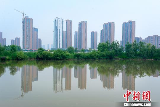 　　兰州新区打造“多湖水城、生态绿城”，从“引大入秦工程”取水构建人工水系，满足周边农田灌溉及南北两山绿化用水。图为远望生活区一角。（资料图） 钟欣 摄