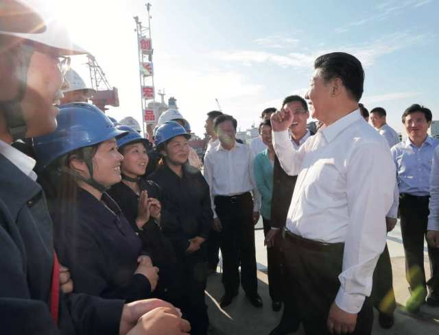 2015年5月25日至27日，习近平在浙江调研。这是5月25日，习近平在长宏国际船舶修造有限公司同工人们亲切交谈&nbsp;&nbsp;&nbsp; 兰红光摄/本刊