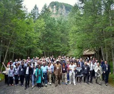  参会的国际友人们在金正日故居前合影。