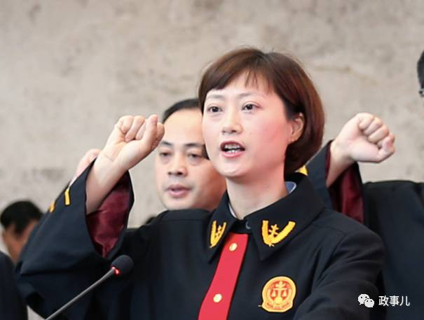 互联网法院揭牌后，杜前带领审判员宣誓 / 摄影孙若丰