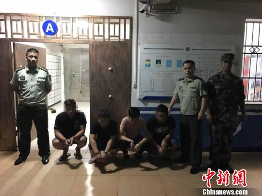 图为嫌疑人被刑事拘留。　陈家瑞　摄