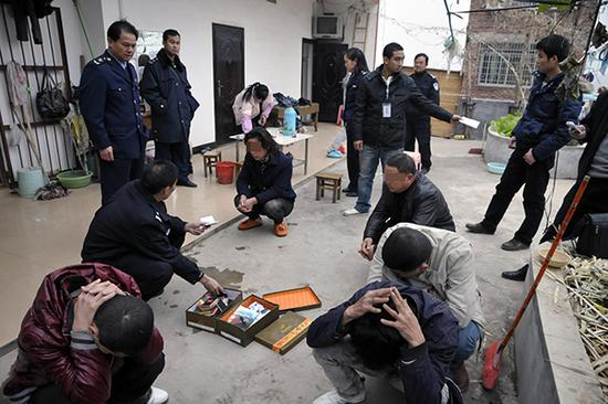 执法队员查处传销窝点。 &nbsp;本图片均为来宾市打传办供图（除署名外）