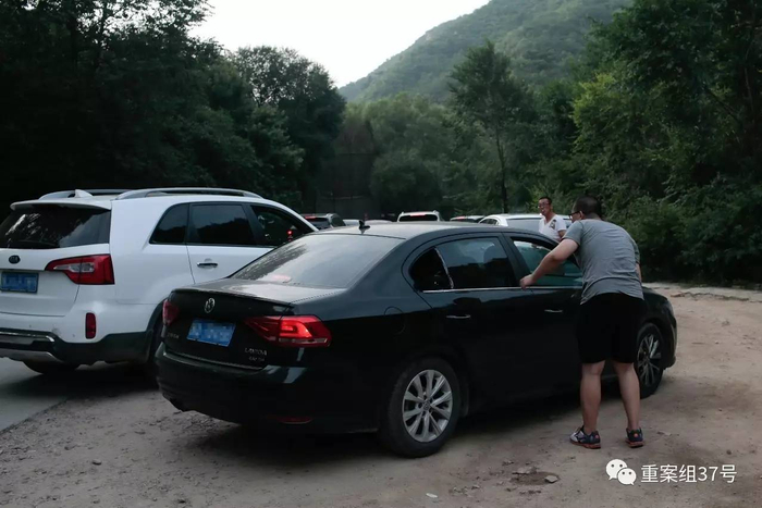  ▲2017年8月21日下午，北京市八达岭野生动物世界温顺动物区，一辆私家车停在路边，车身右后方的一块玻璃缺失。据车上乘客自称，他们刚刚从猛兽区出来，玻璃在进园区之前就已经缺失。新京报记者 朱骏 摄