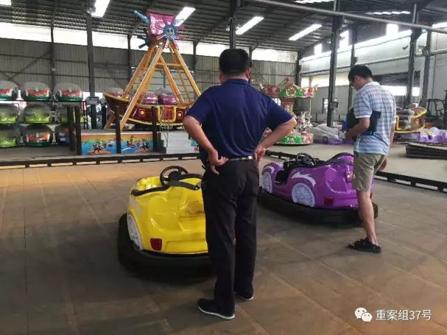 ▲8月13日，河南省荥阳市，一家生产游乐设备的厂内，老板正带领记者参观碰碰车等设备。新京报记者 大路 摄