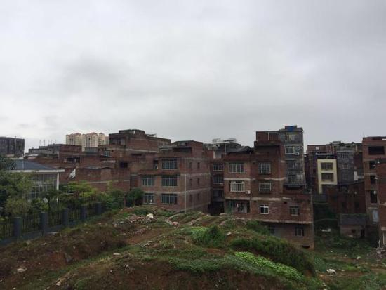 在来宾市镇南社区，许多当年为收纳传销者而临时加盖的房子现在都已经闲置下来。 &nbsp;澎湃新闻记者 陈雷柱 图