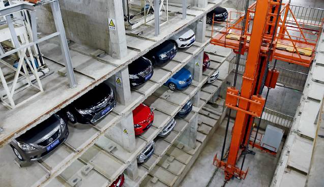 北京市东城区的一个地下自动升降停车场。图/新华