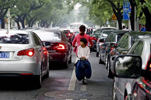  上下班高峰时段，北京的道路时常出现拥堵。