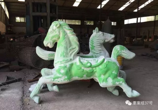  ▲8月12日，河南省荥阳市常村，一家生产游乐设备的厂内，简陋的厂房和一对“木马”。新京报记者 大路 摄