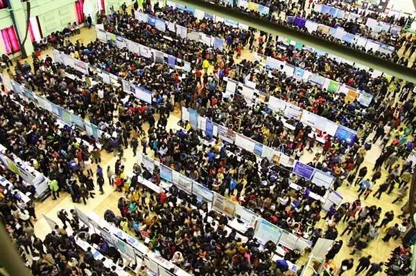 资料图：在哈工大举行的东北五校大型招聘会上，人生人海的应届毕业生。