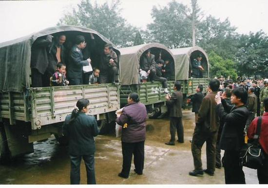 由于查处的传销人员过多，来宾市曾通过驻地部队，用军车将传销者遣返。