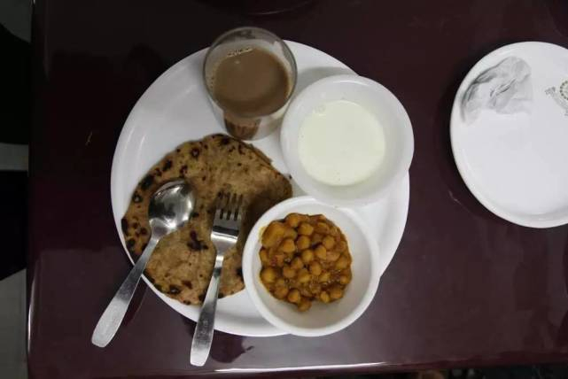 图注：印式早餐，这对很多中国人来说是难以下咽的噩梦。午饭，则常常是咖喱酱、芸豆汤、红豆糊和咖喱炒饭等。