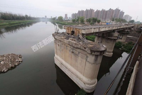  照片中的5号桥墩，系南沙河大桥被拆后遗存下来的唯一老桥墩