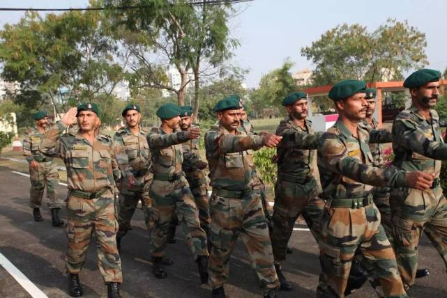 图注：一队印度士兵从营区道路走过。与我军不同，印军无论行车还是走路，都是靠左侧通行，他们沿袭的是英军习惯。