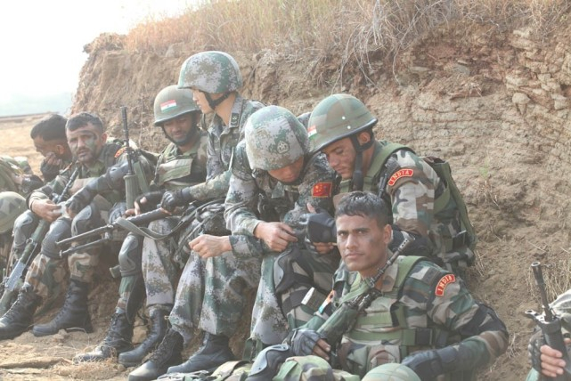 图注：训练间隙，中印士兵在一起。