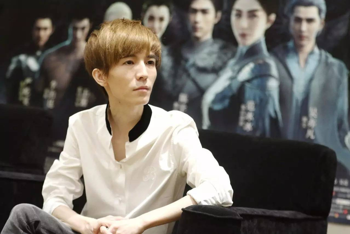 郭敬明早已习惯舆论吹捧和打击的惊涛骇浪。