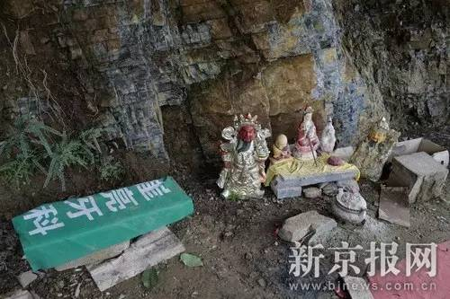 ▲河北省易县洪崖山，前往奶奶庙的山路边，随处可见各类佛像神像。新京报记者 朱骏 摄