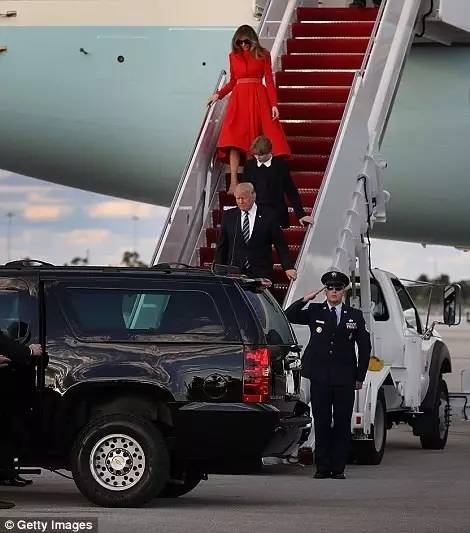 　　今年3月，特朗普一家乘总统专机“空军一号”抵达佛罗里达，准备前往海湖庄园欢度周末。（盖帝图像）