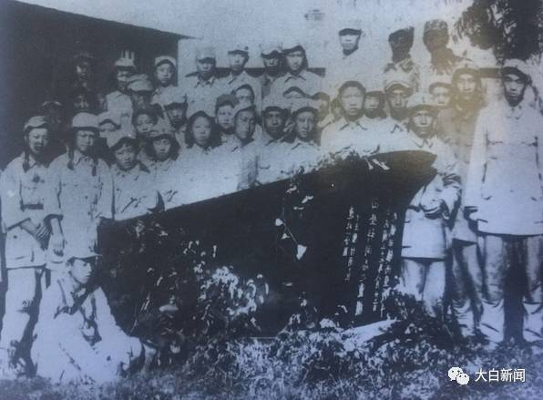  1948年8月，刘世昌（右一）和战友们在田登科烈士灵柩前