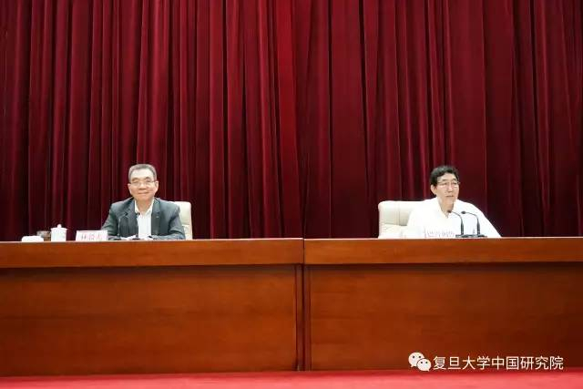 　林毅夫给吉林省领导干部做转型升级专题报告，右为吉林省省委书记巴音朝鲁