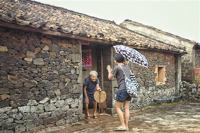  米田麻衣和王玉开阿婆（已经去世）会面时的情景。受访者供图