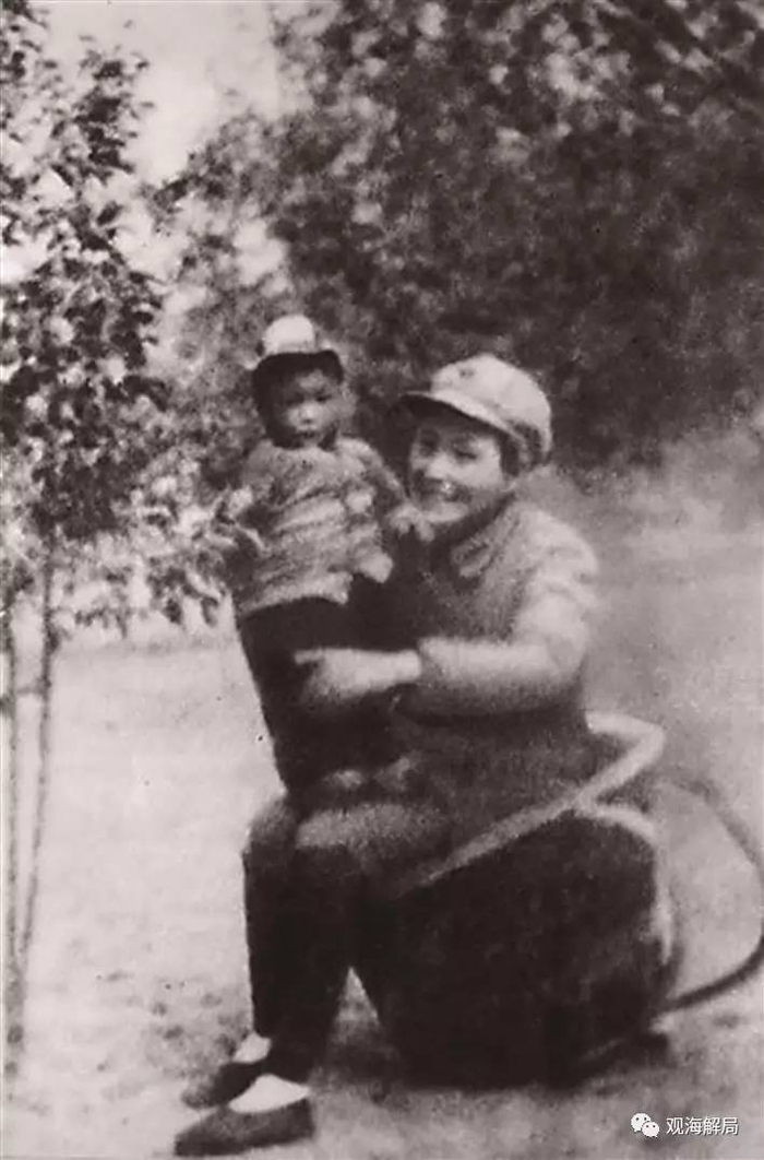  （贺捷生与母亲蹇先任）