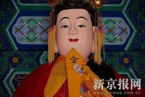 　　▲河北省易县后山奶奶庙前殿里，供奉着满足各类祈愿诉求的奶奶像，一尊奶奶像的令牌上夹着百元大钞。新京报记者 朱骏 摄