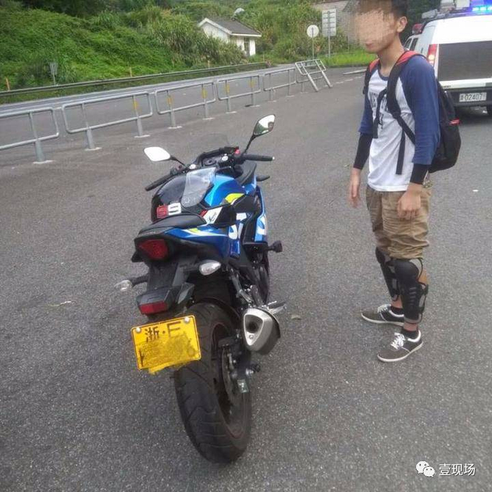 香港男子开摩托车上高速