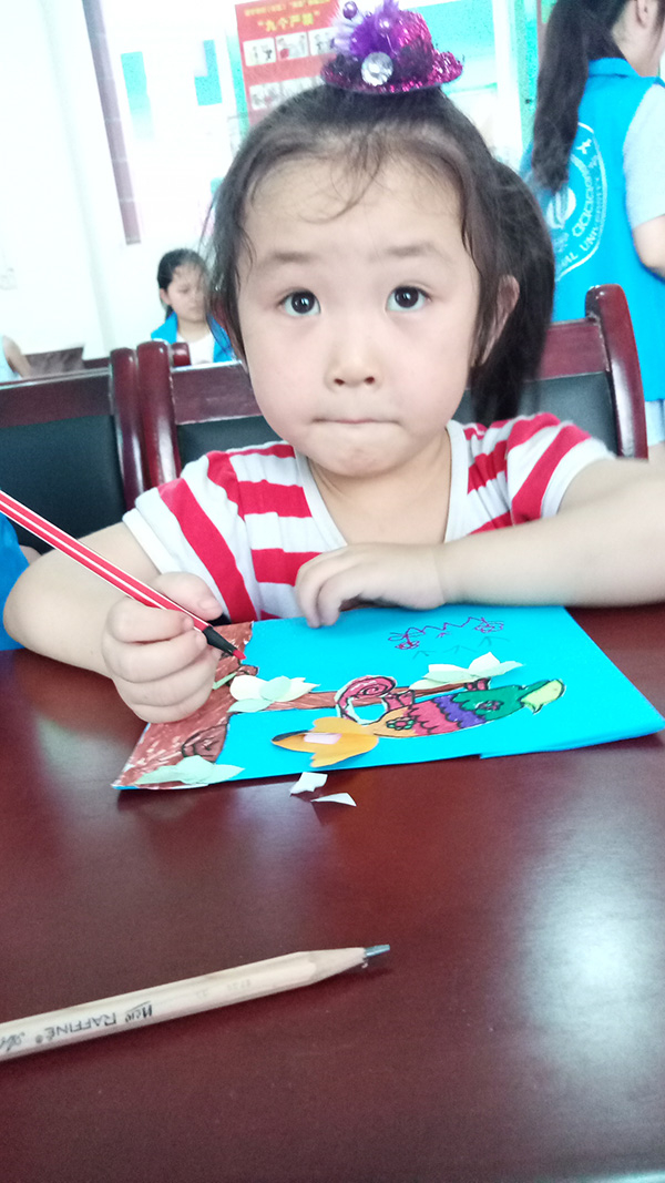 四岁的小姑娘阳阳认真学画