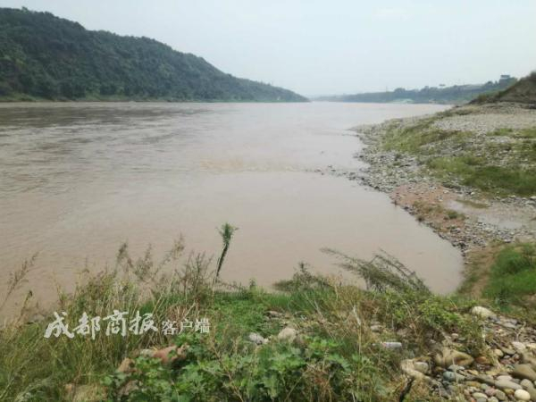 事发河滩 成都商报 图