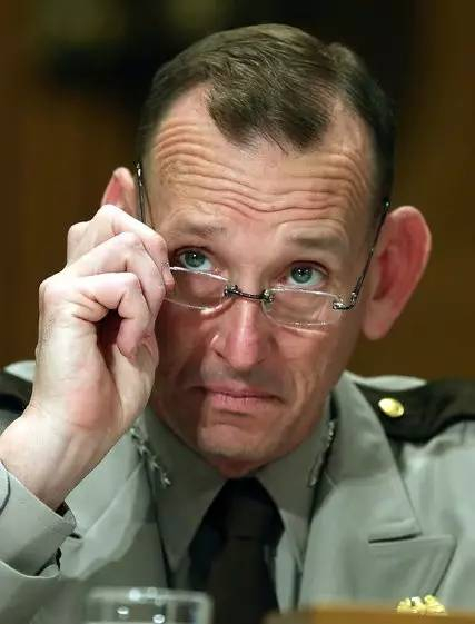 面带愁容的特工处处长伦道夫·奥尔斯（《纽约时报》）