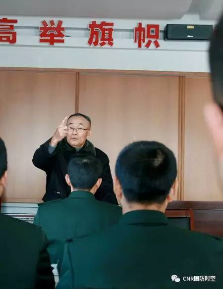 吴长富退休后到部队给战士们讲课