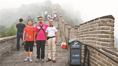  8月22日，唐德晋夫妇随儿子在北京游览了长城，之后夫妇将会送儿子去清华报到