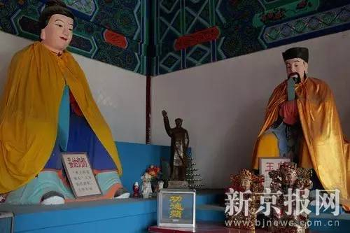 ▲河北省易县后山奶奶庙前殿里，供奉着满足各类祈愿诉求的神像。新京报记者 朱骏 摄